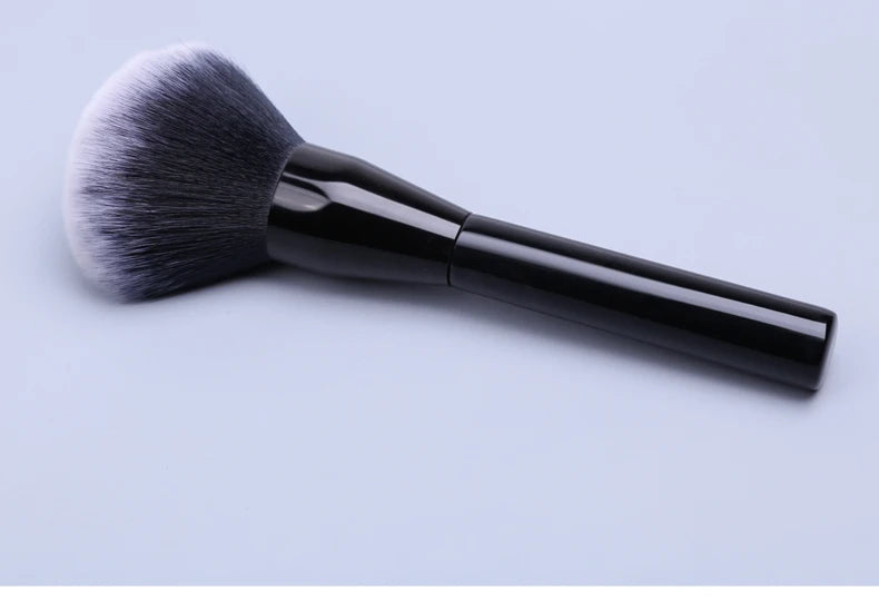 1Pc Wood Handle Blusher Brush Soft Hair Setting Powder Brushing Professional Large Foundation Face Multi Functional Makeup Tool